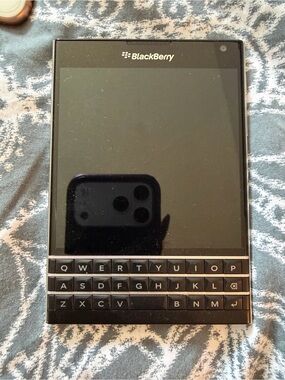 BlackBerry Black QWERTY Smartphone - Classic Black
